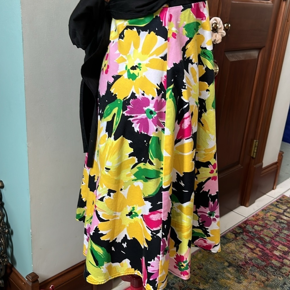 B. Smart  Sleeveless Floral Dress  fit & flare EUC stretch  Black /yellows  SZ 4 - Picture 9 of 14